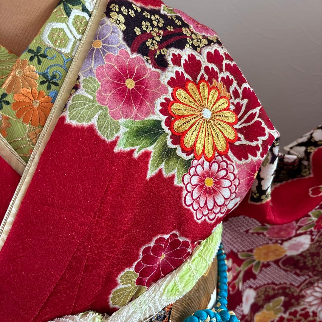 未使用に近い　豪華正絹フルセット　王道古典柄　赤色　花柄刺繍　金彩　成人式に