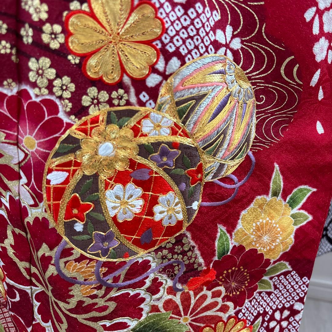 未使用に近い　豪華正絹フルセット　王道古典柄　赤色　花柄刺繍　金彩　成人式に