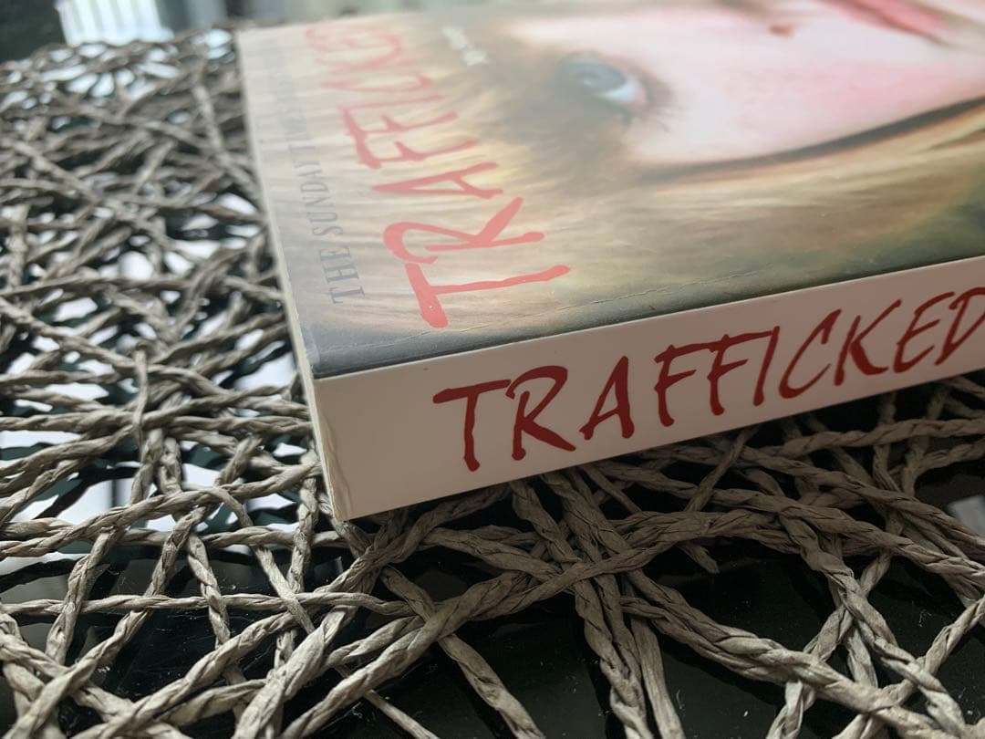 2冊セットTrafficked , The twins 洋書
