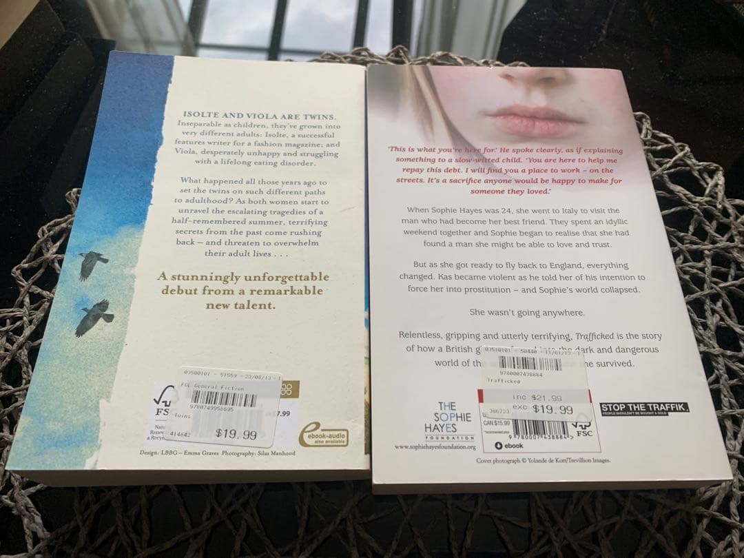 2冊セットTrafficked , The twins 洋書