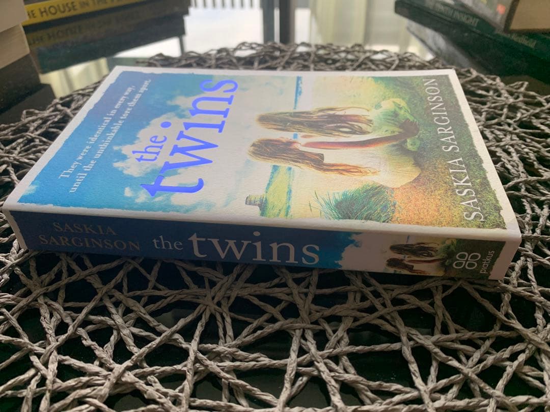2冊セットTrafficked , The twins 洋書