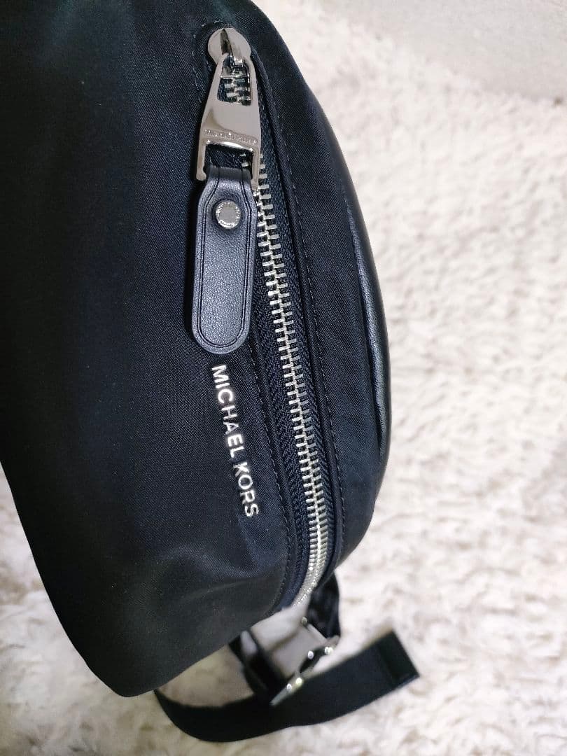最終価格【美品】MICHAEL KORSボディバッグ ブラック ナイロン×レザー