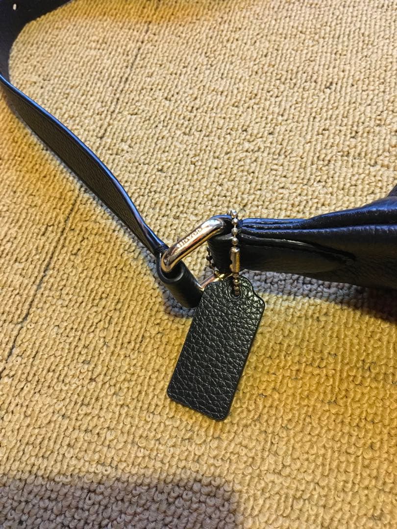 COACH 黒レザー ボディバッグ ゴールドロゴ