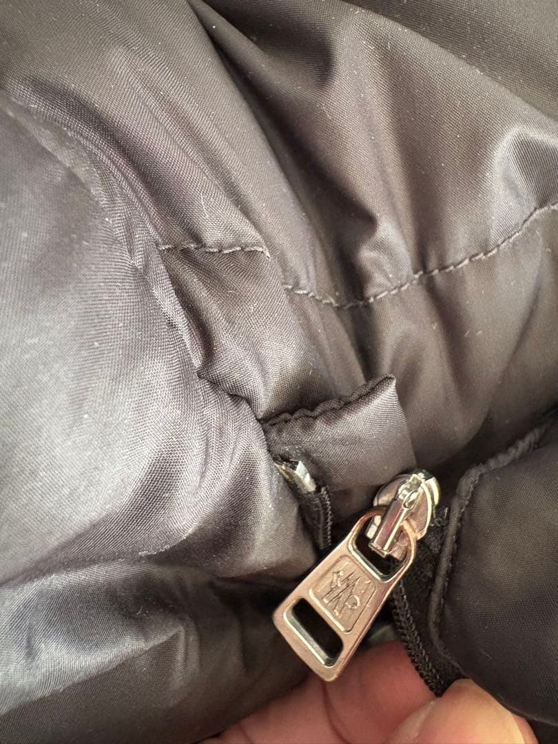 MONCLER ダウンコート (フードジッパー不備あり使用不可)