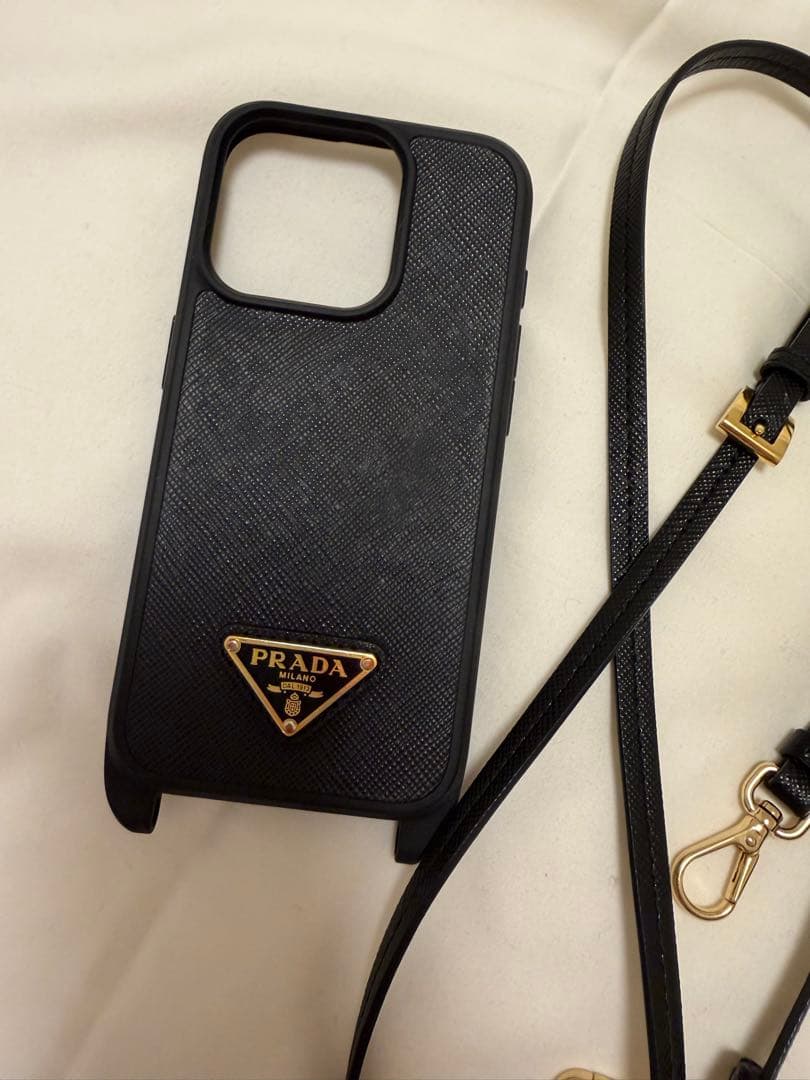 PRADA ブラック レザー iPhone15proケース ストラップ付