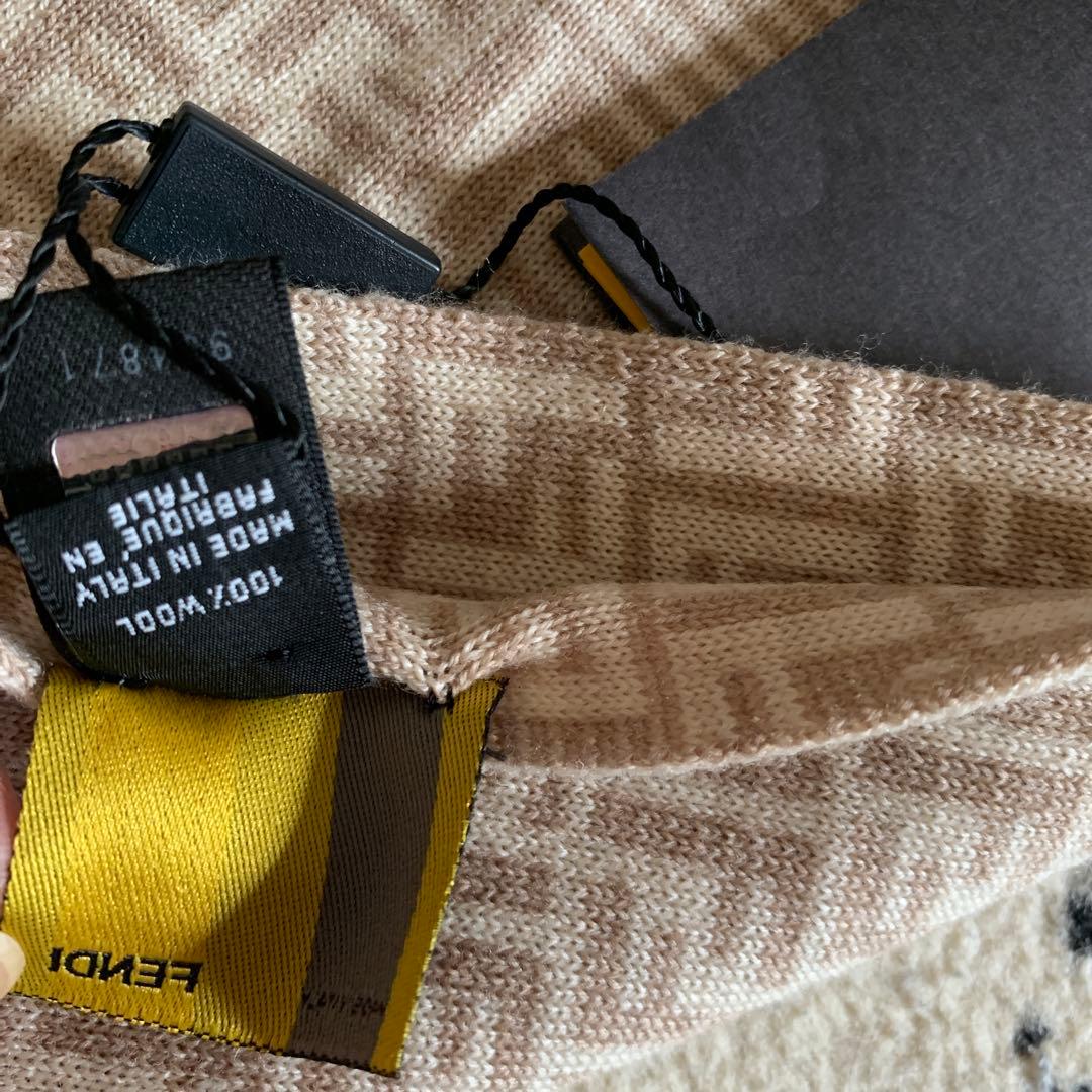 【むぎ太】　FENDI ロゴ入りウールマフラー 新品タグ付き