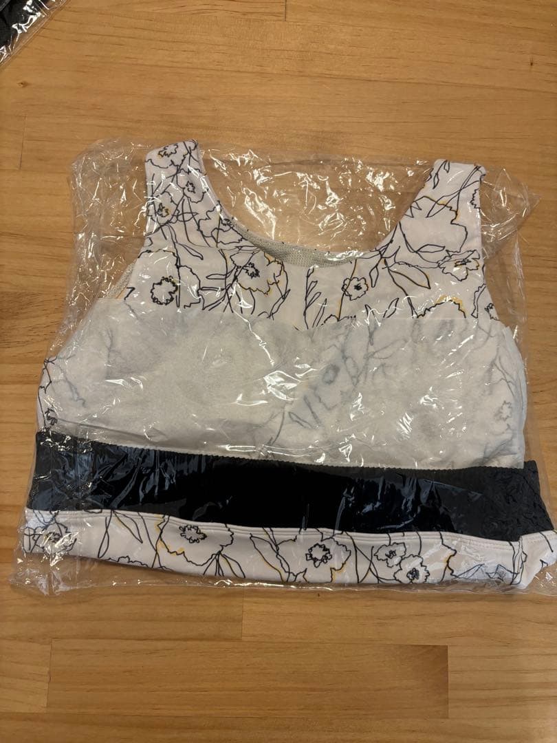 新品　SUKALAドローイングフラワーショートタンクトップ　LAVA ヨガウェア
