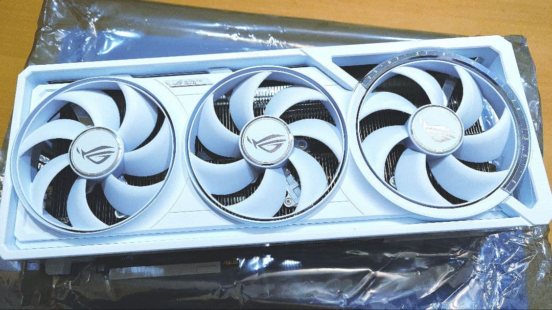 値下、オク撤廃【新品同様・希少ホワイト】ROG Astral RTX5080