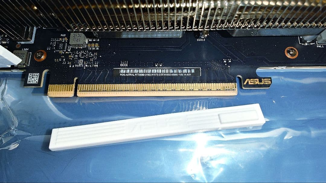 値下、オク撤廃【新品同様・希少ホワイト】ROG Astral RTX5080