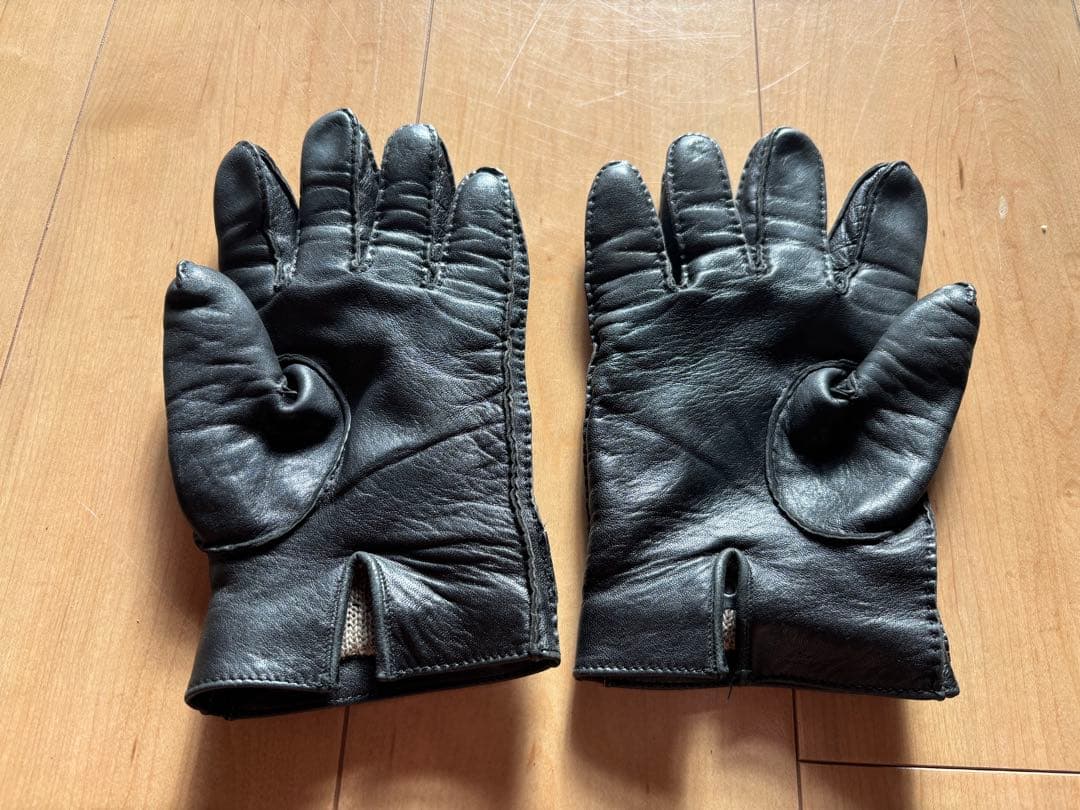 ブラックレザー手袋 金属バックル付き