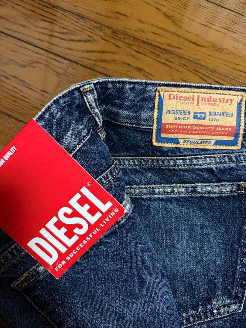 DIESEL スリムフィット ブーツカットデニム
