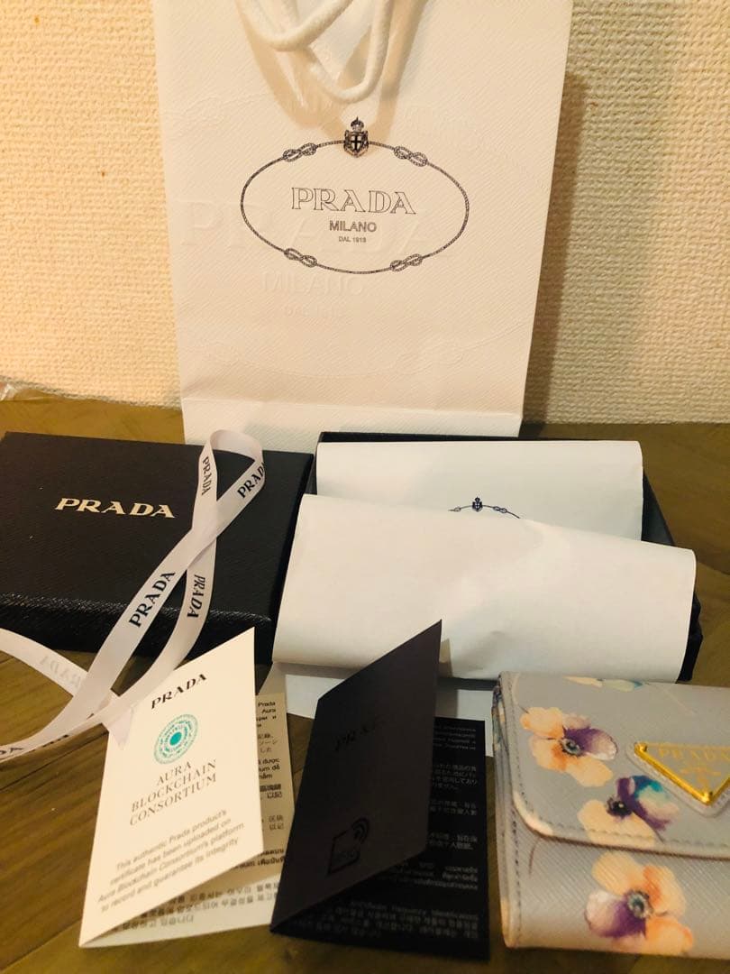 PRADA 三つ折り財布 (ICチップ(RFID)搭載)