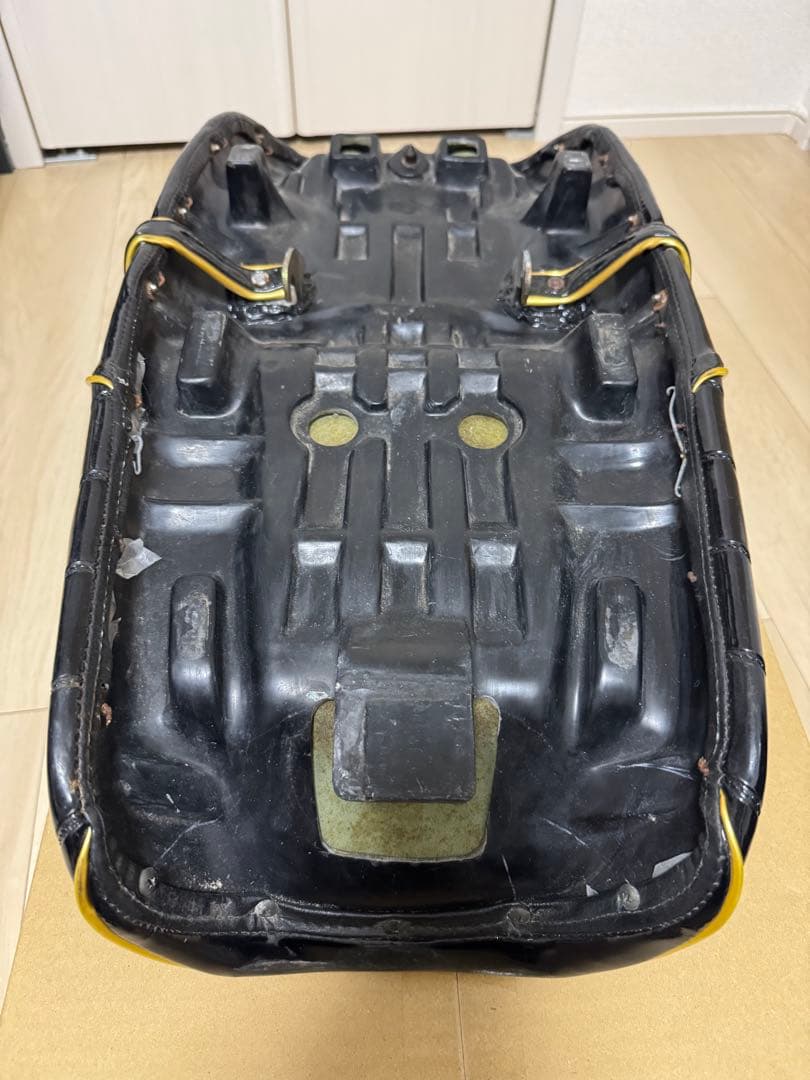 啓*次様 ジェイド250 mc23 タックロール　シート　当時物　黒金