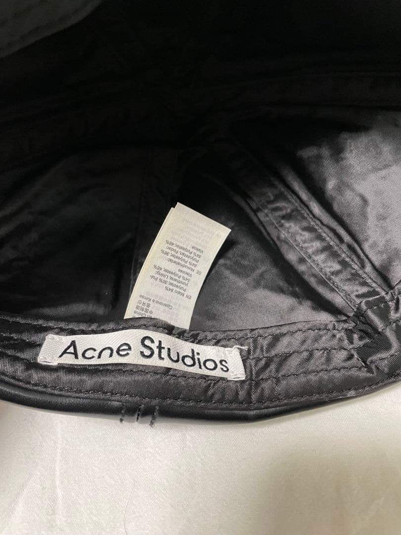 Acne Studios ブラックフェイクレザーキャップ