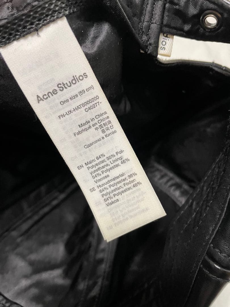 Acne Studios ブラックフェイクレザーキャップ