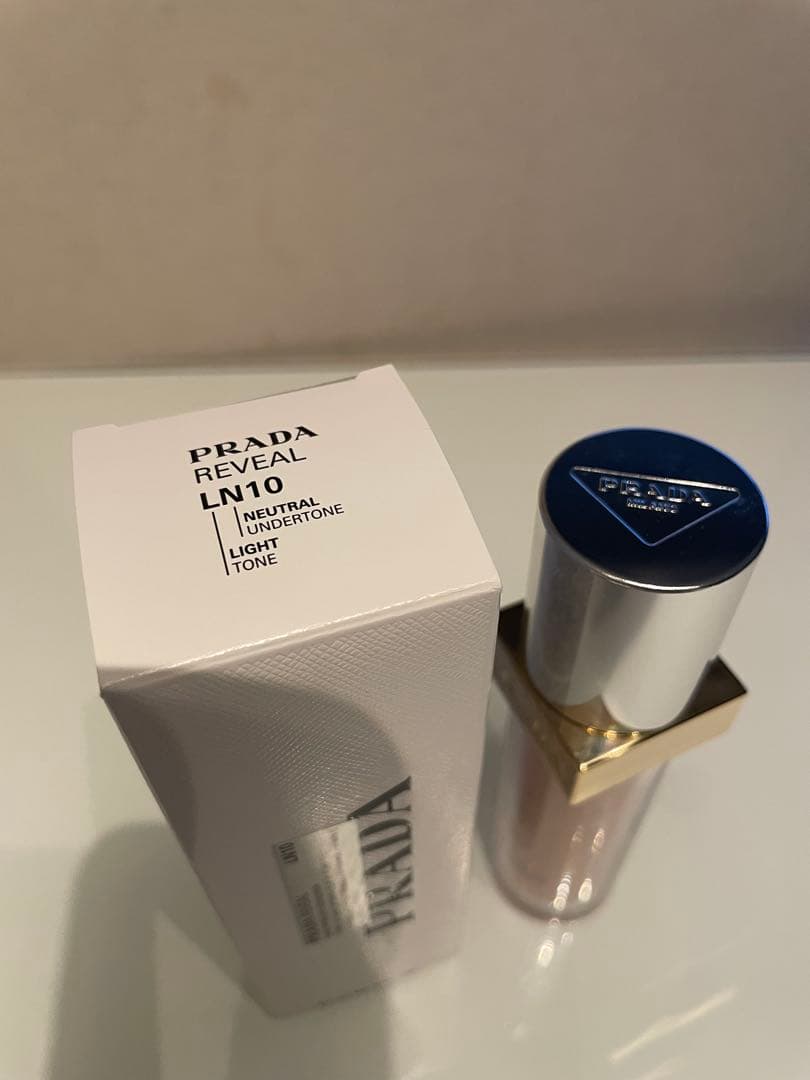 PRADA REVEAL LN10 リキッドファンデーション 30mL