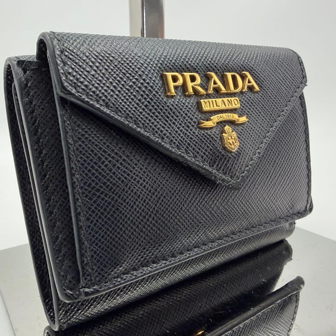 プラダ 三つ折り財布 レター型 ゴールド金具 ロゴ金具 サフィアーノレザー 黒