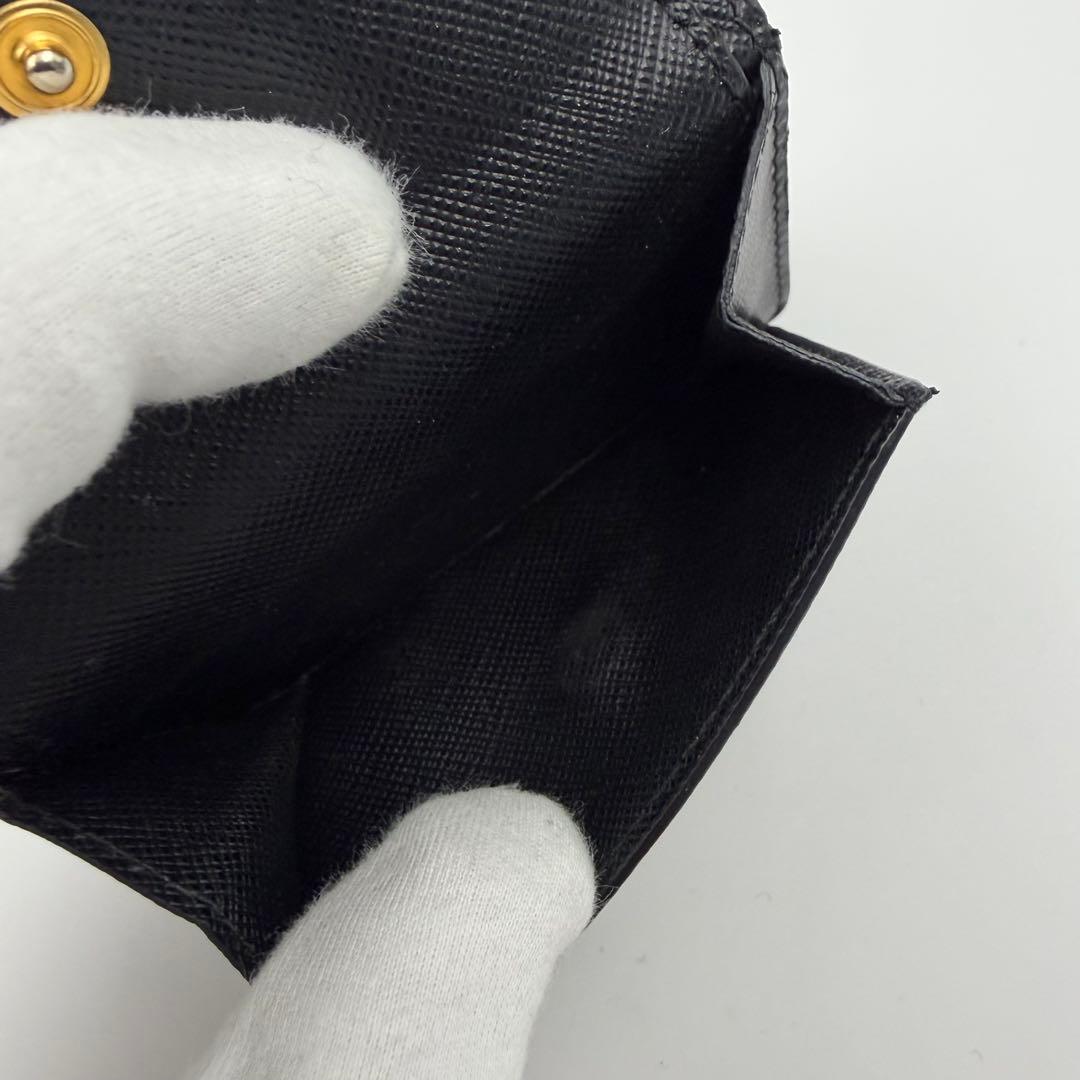 プラダ 三つ折り財布 レター型 ゴールド金具 ロゴ金具 サフィアーノレザー 黒