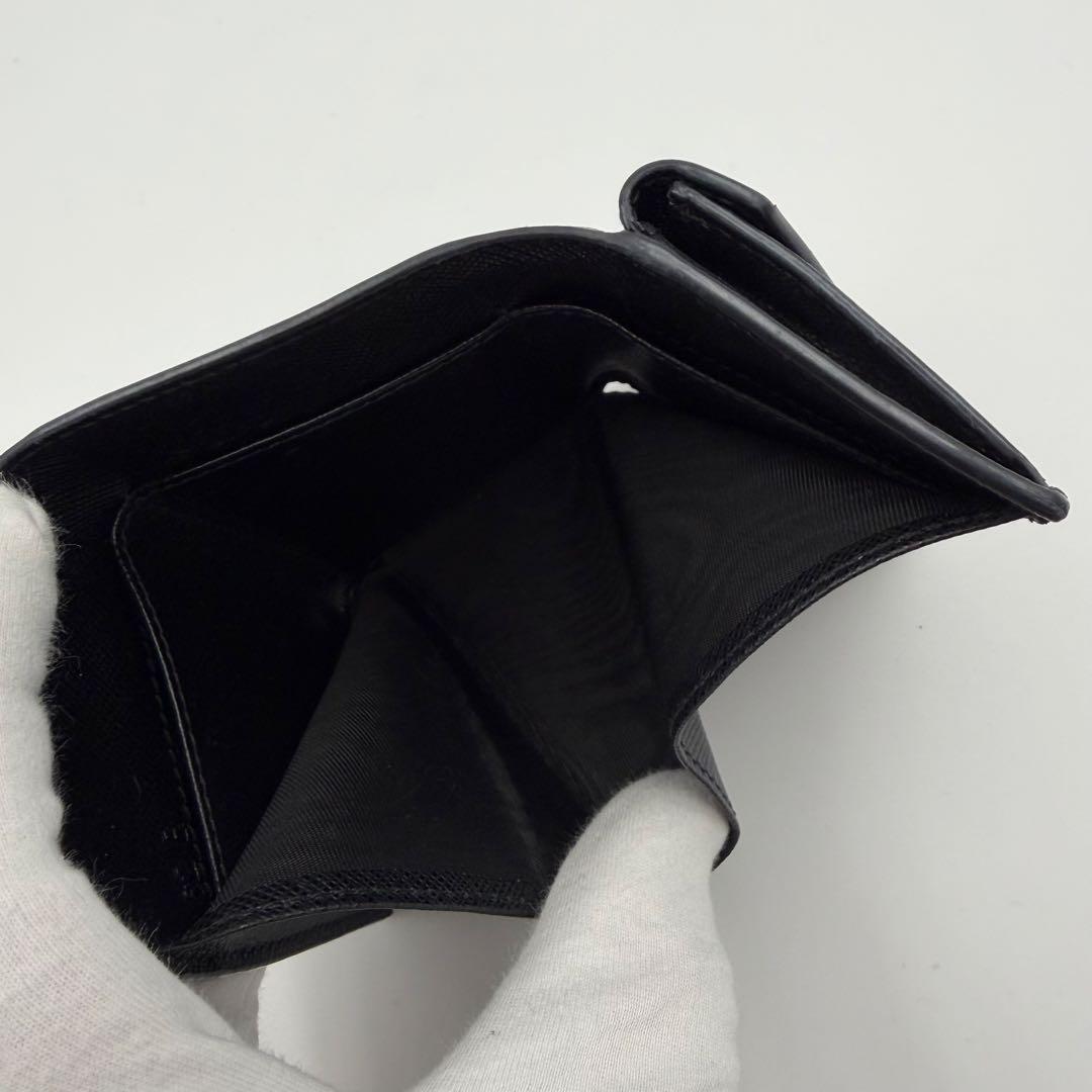 プラダ 三つ折り財布 レター型 ゴールド金具 ロゴ金具 サフィアーノレザー 黒