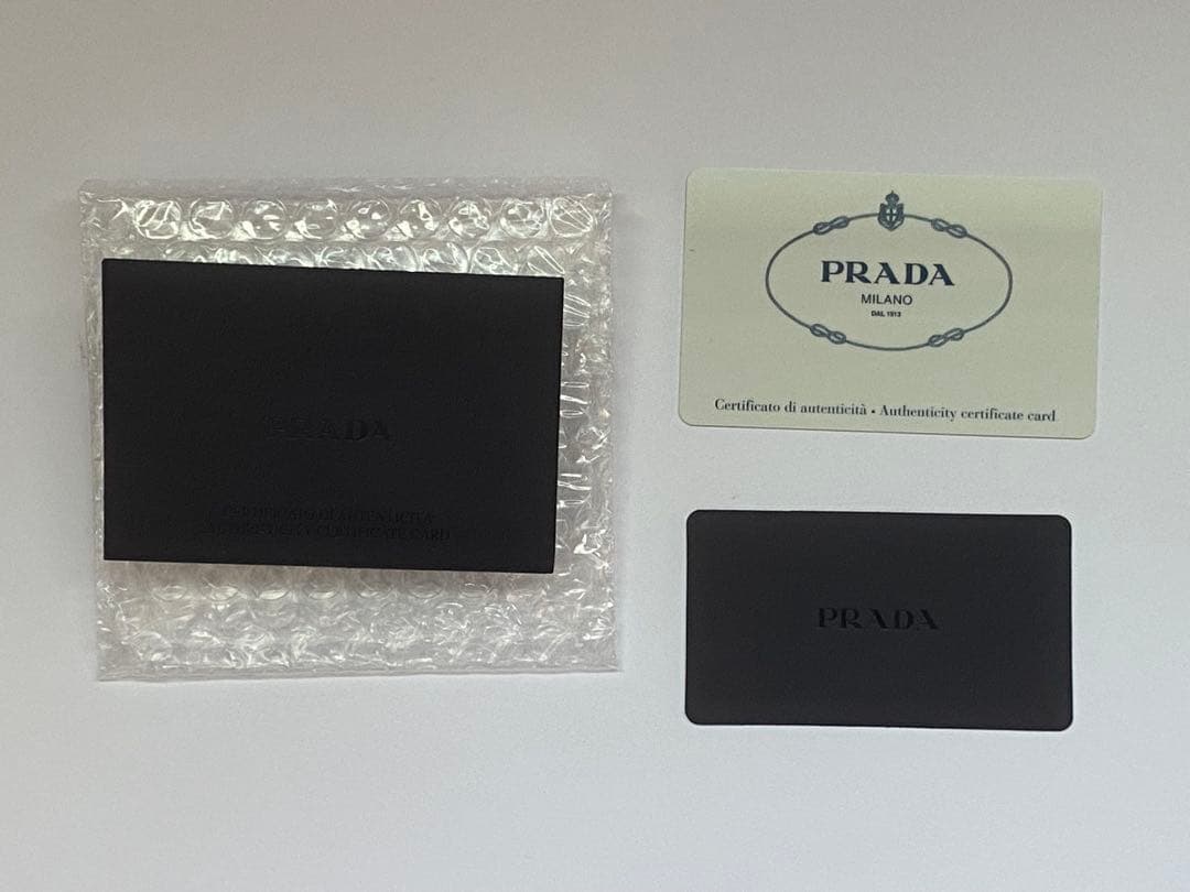 付属品完備✨プラダ 三つ折り財布 レター型 シボ革 ロゴ金具 ミニ コンパクト