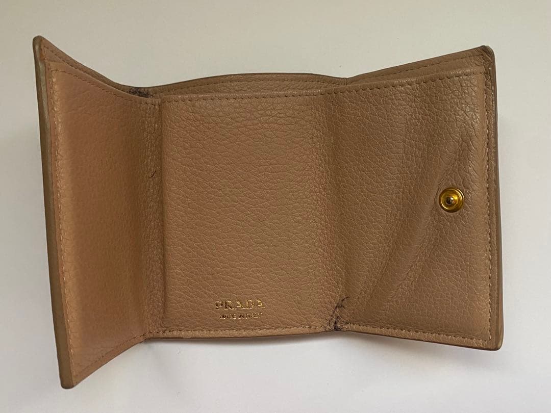 付属品完備✨プラダ 三つ折り財布 レター型 シボ革 ロゴ金具 ミニ コンパクト