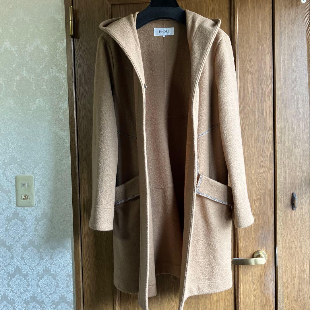 フード付きベージュロングコート