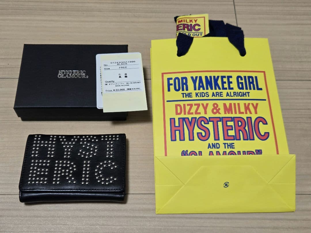 三つ折り財布【完売品】HYSTERIC GLAMOUR ロゴスタッズ