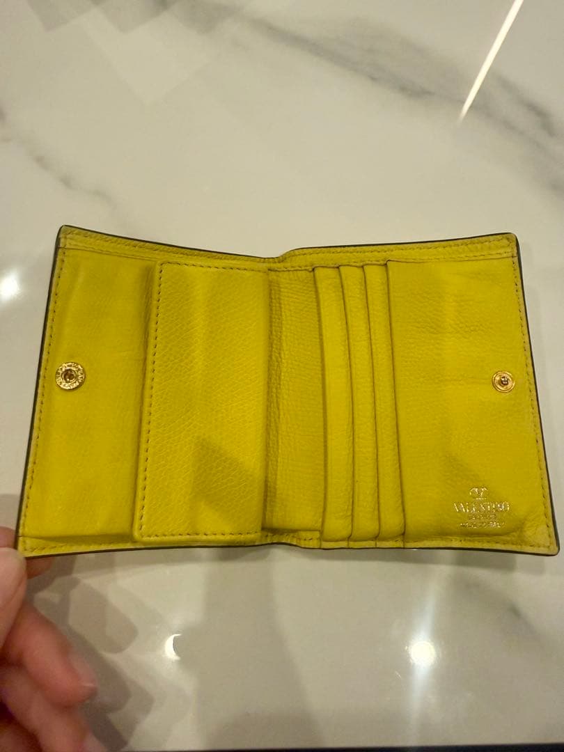 Valentino 二つ折り財布 イエロー　P0R39SNP レザー Vロゴ