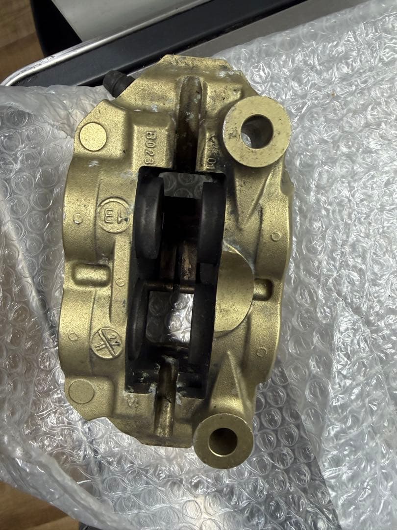 モ*ー様 GPZ900r brembo ゴールド ブレーキキャリパー デュアルピ