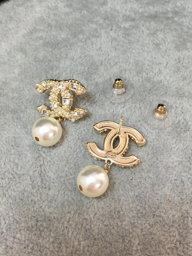 （箱付き）ロゴ＆パール ピアス　高級感☆レディース　両耳用