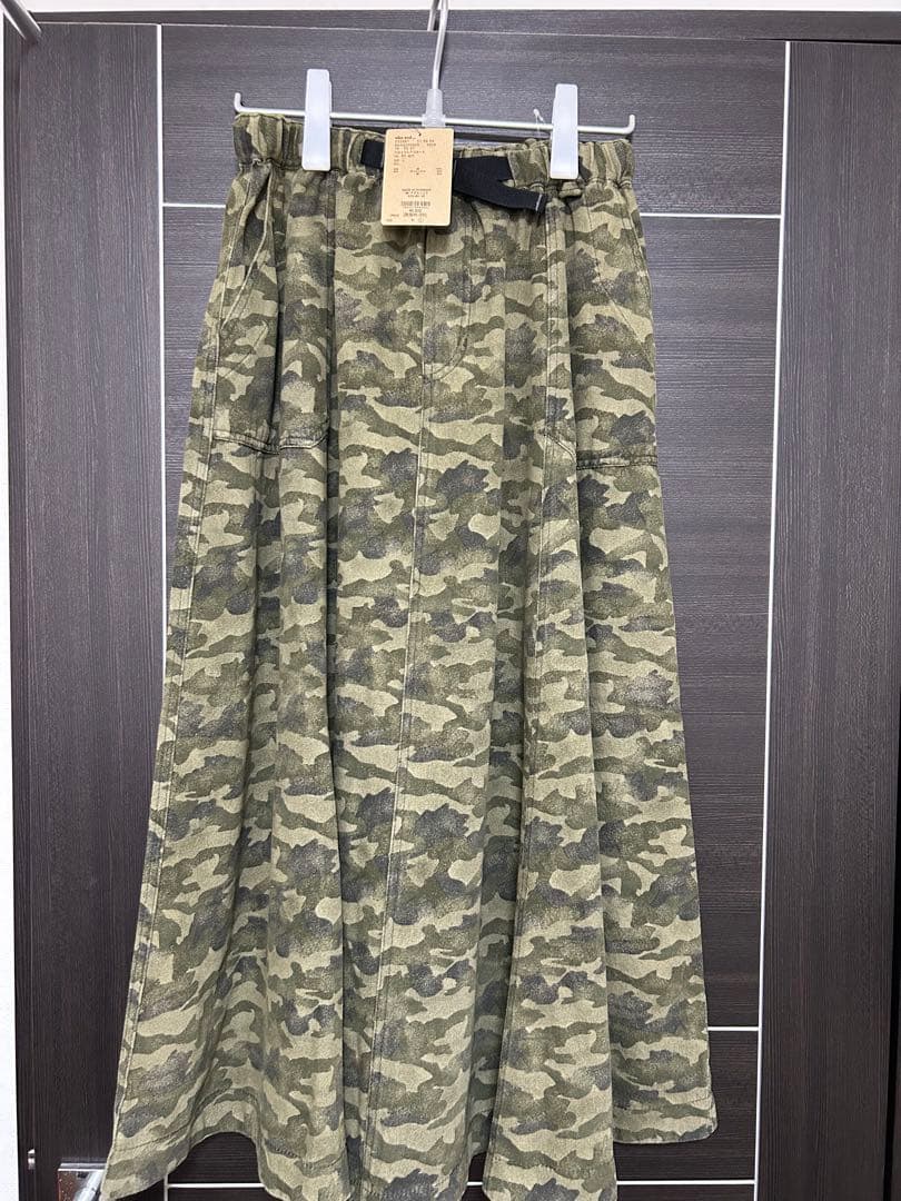新品ニコアンド　ベルトフレアスカート　カモフラL
