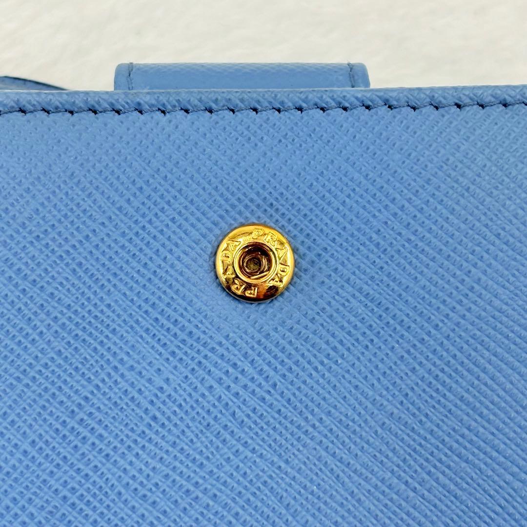 【美品】PRADA　プラダ　二つ折り財布　サフィアーノレザー　三角ロゴ　水色