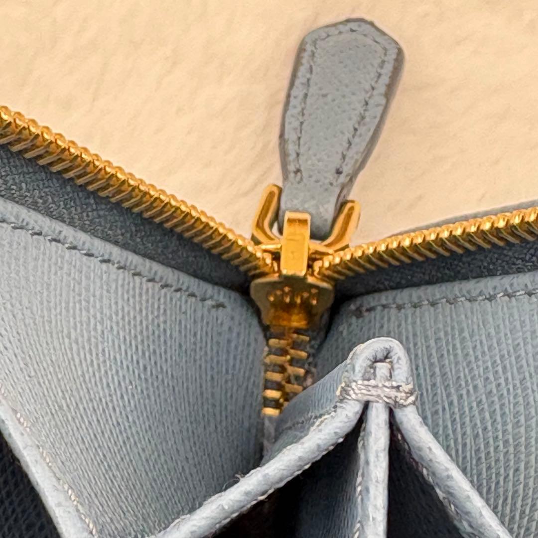 【美品】PRADA　プラダ　二つ折り財布　サフィアーノレザー　三角ロゴ　水色