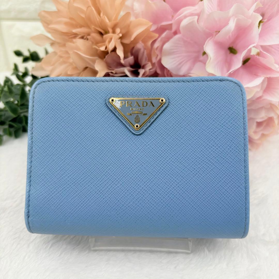 【美品】PRADA　プラダ　二つ折り財布　サフィアーノレザー　三角ロゴ　水色