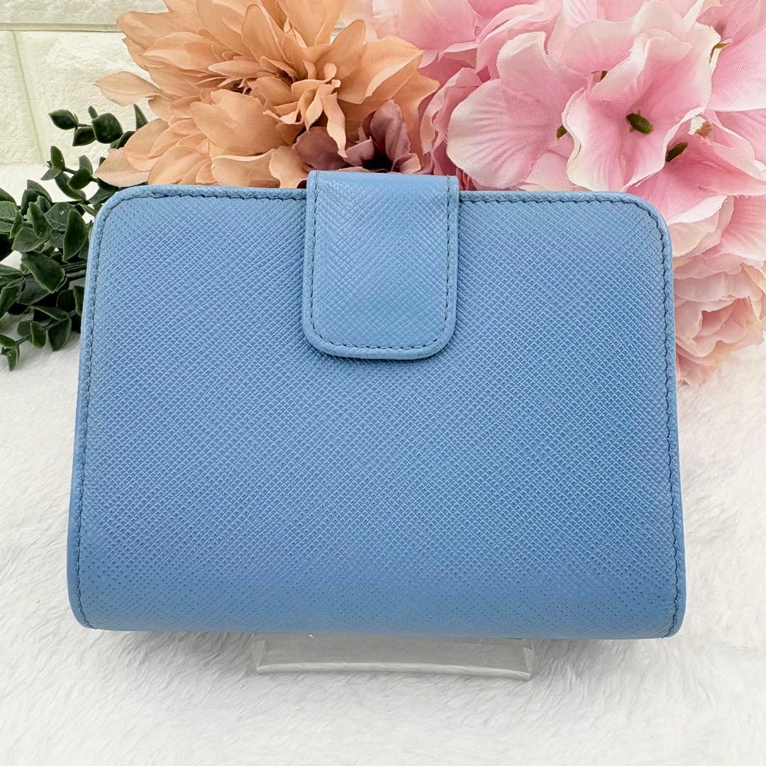【美品】PRADA　プラダ　二つ折り財布　サフィアーノレザー　三角ロゴ　水色