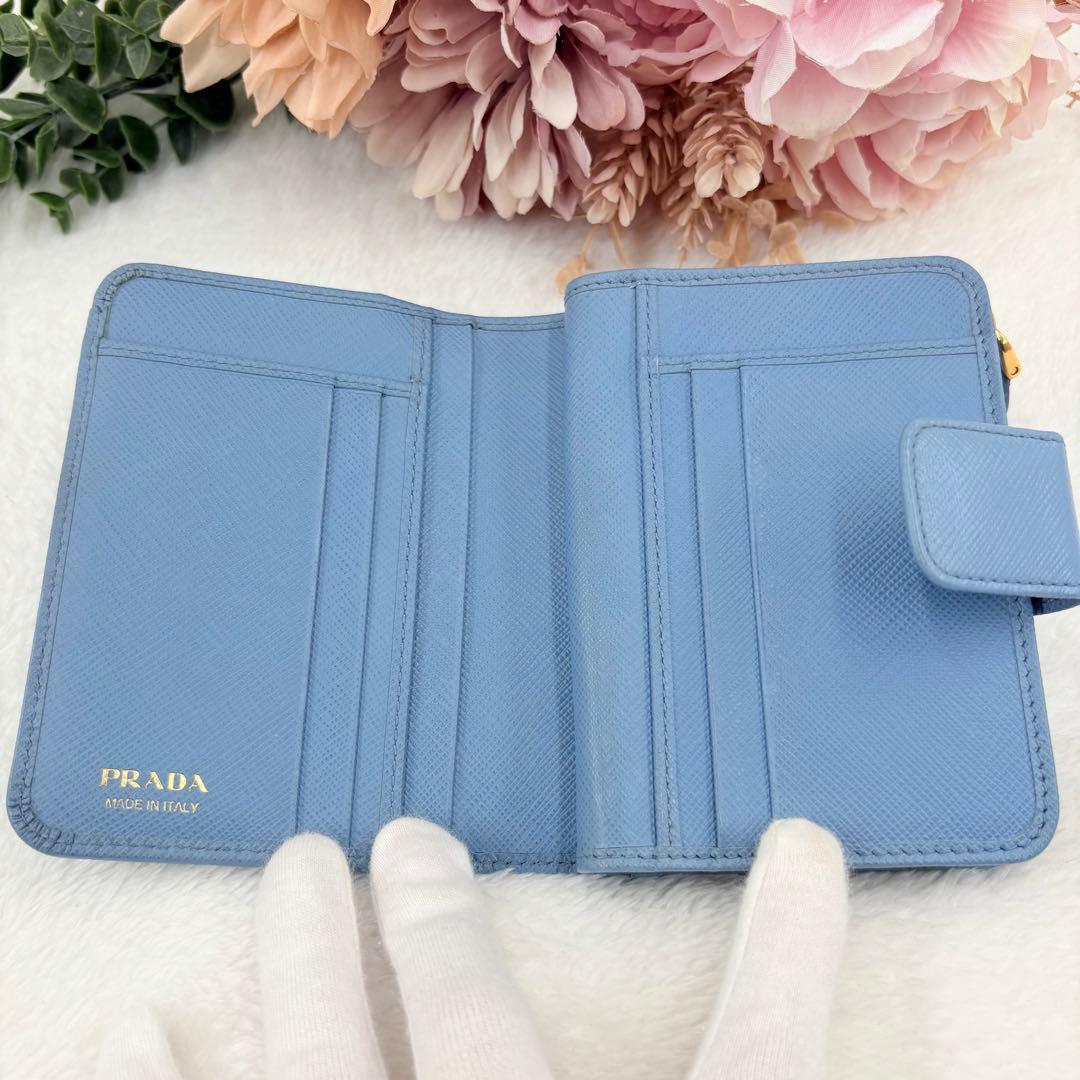 【美品】PRADA　プラダ　二つ折り財布　サフィアーノレザー　三角ロゴ　水色