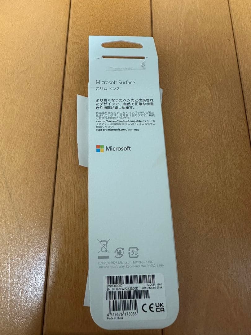Surface スリム ペン 2 ブラック とその充電器です。
