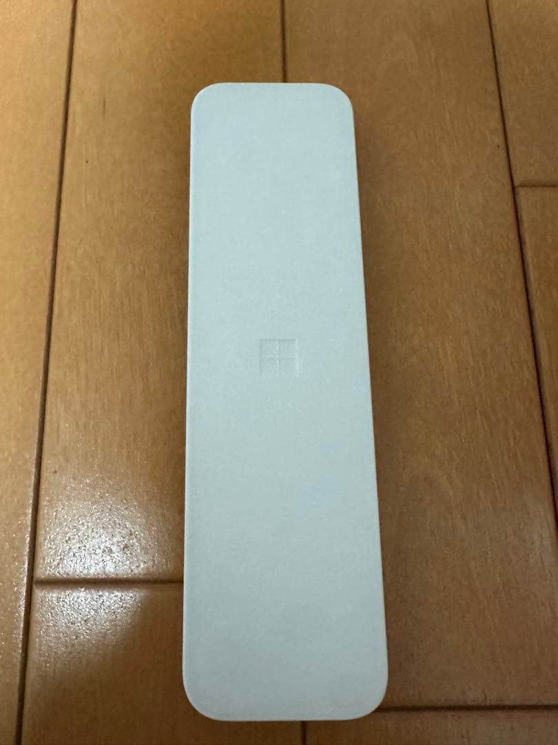 Surface スリム ペン 2 ブラック とその充電器です。