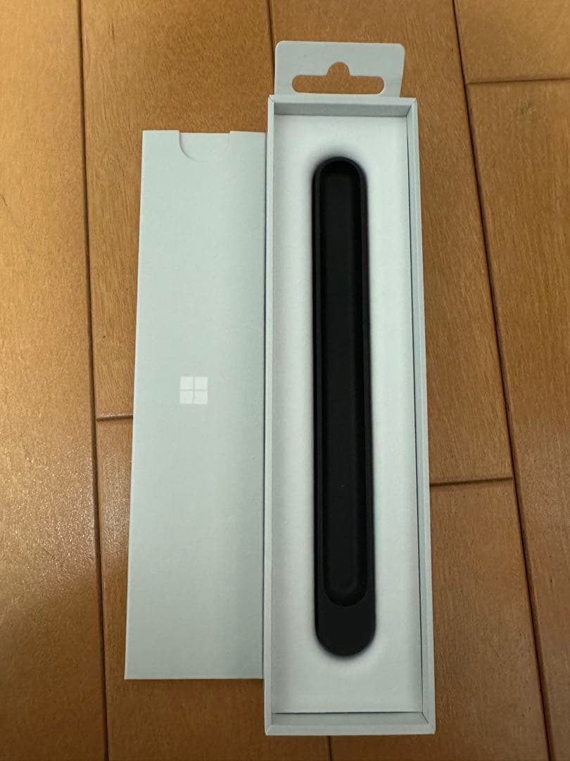 Surface スリム ペン 2 ブラック とその充電器です。