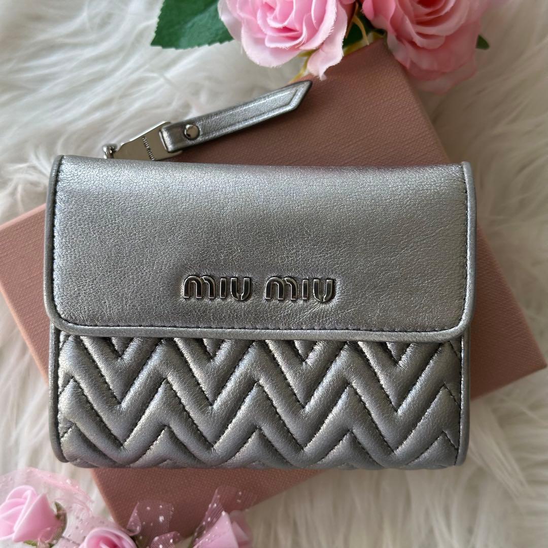 MIUMIU マテラッセ 折り財布 シルバー 銀 レザー