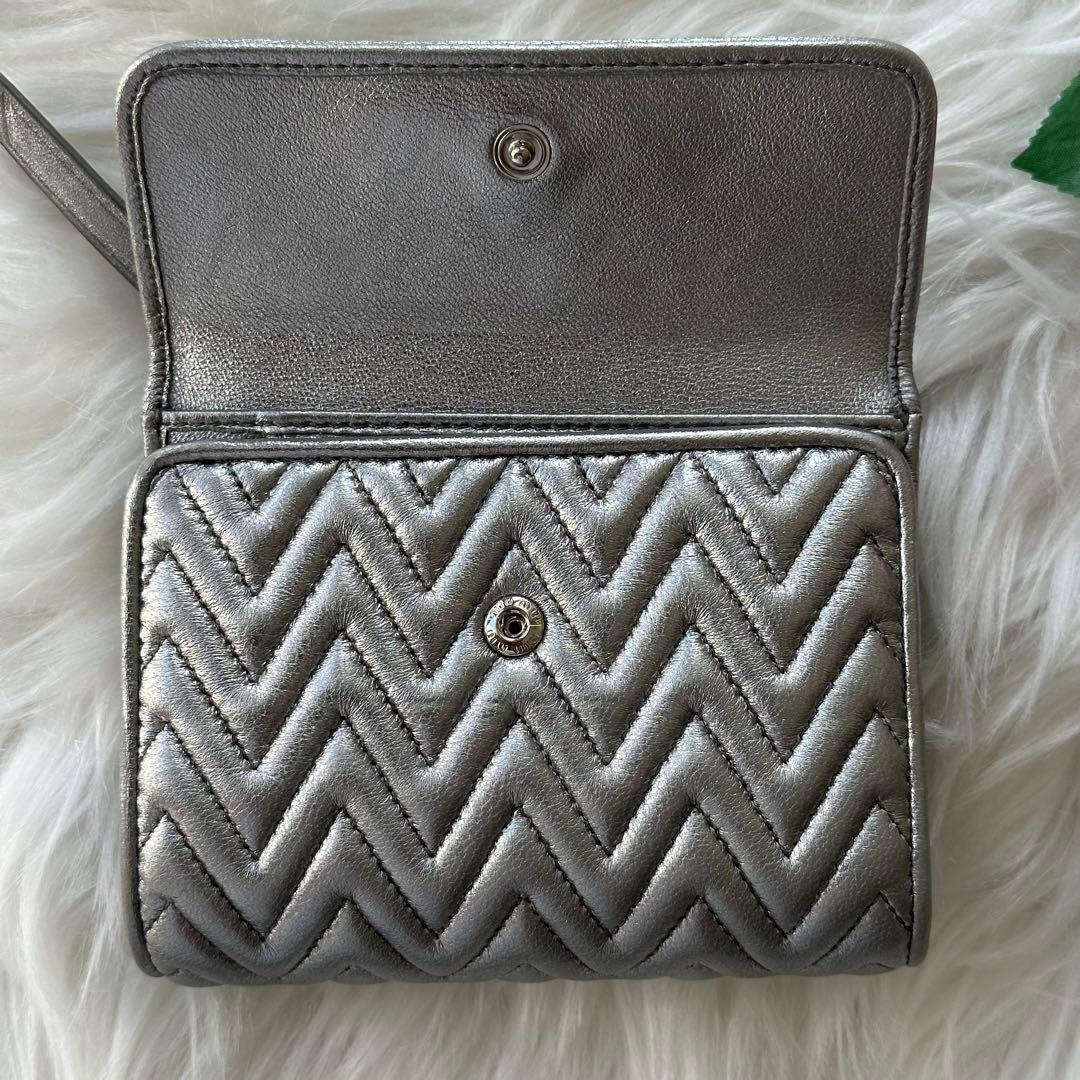 MIUMIU マテラッセ 折り財布 シルバー 銀 レザー