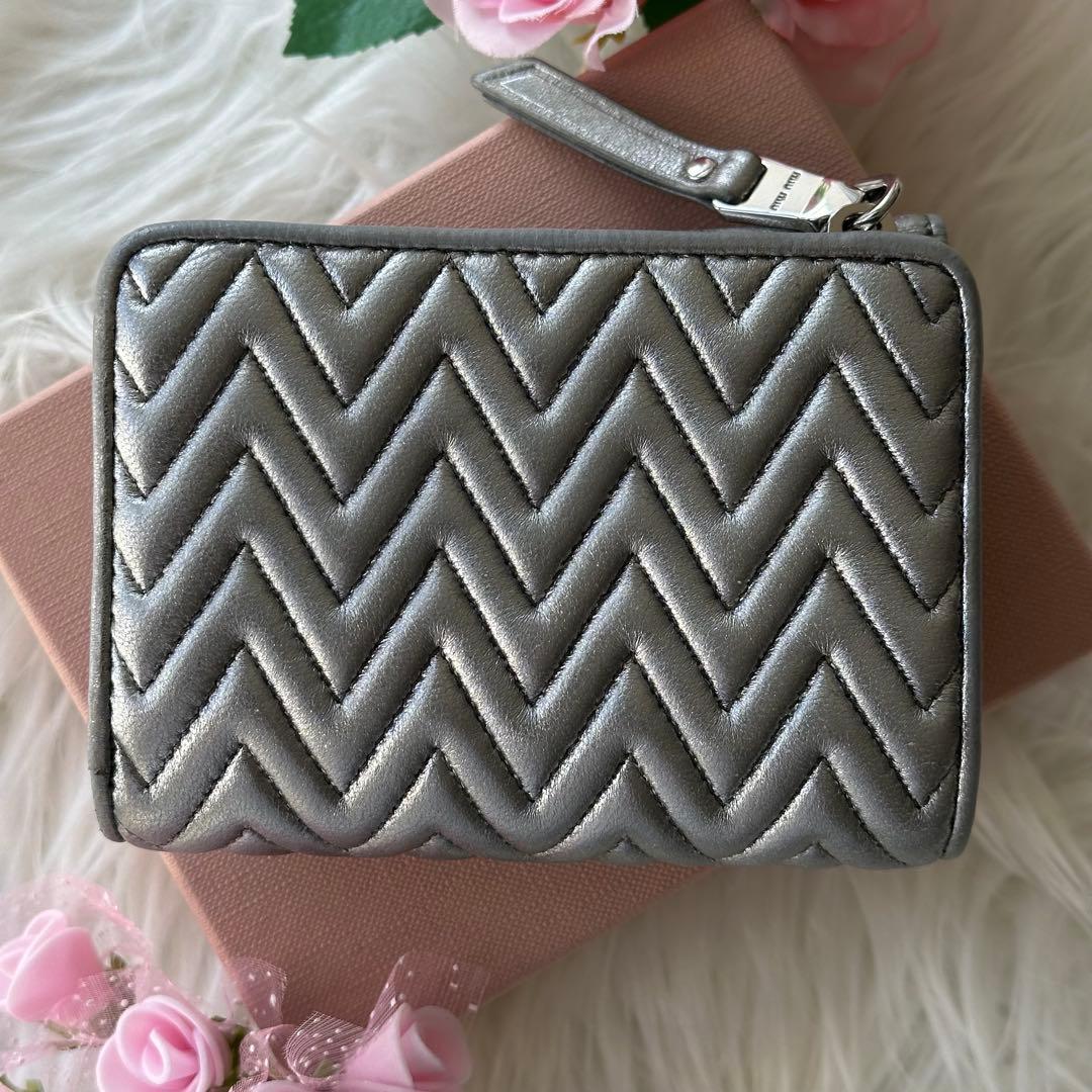 MIUMIU マテラッセ 折り財布 シルバー 銀 レザー