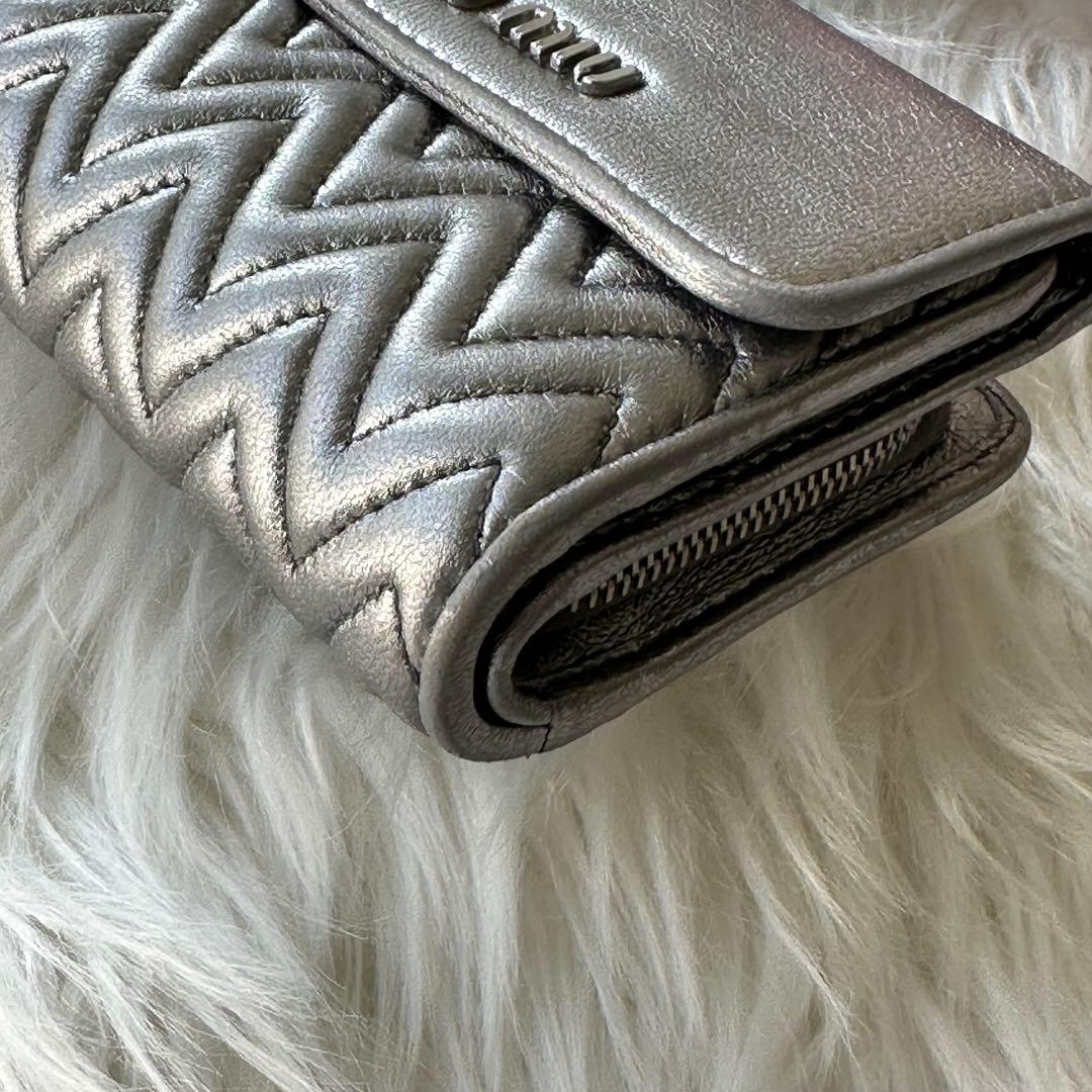 MIUMIU マテラッセ 折り財布 シルバー 銀 レザー