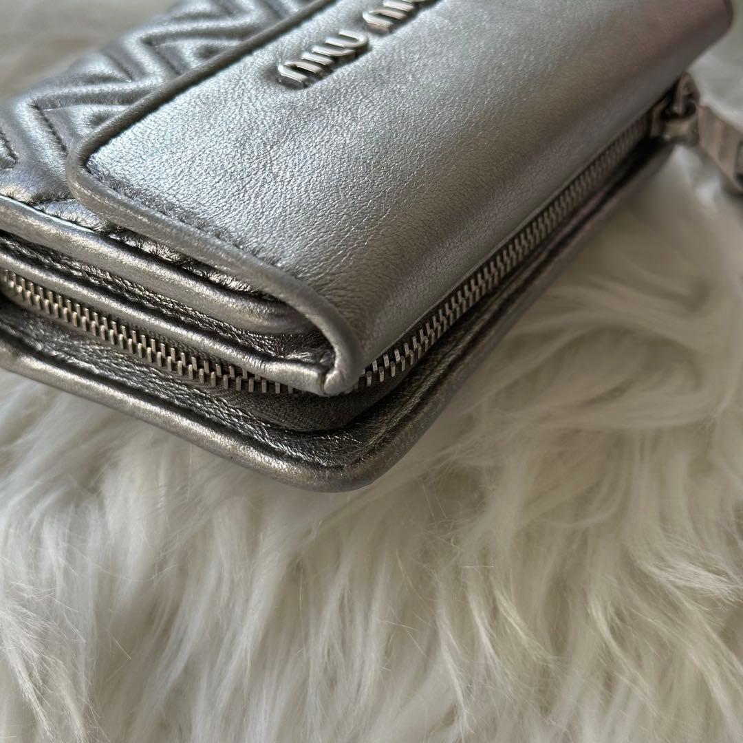 MIUMIU マテラッセ 折り財布 シルバー 銀 レザー