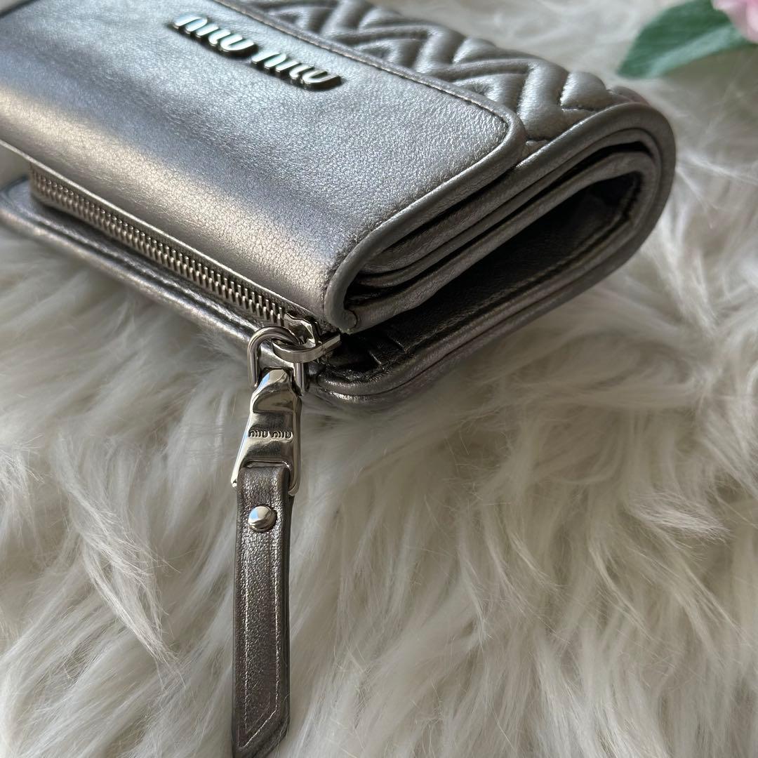 MIUMIU マテラッセ 折り財布 シルバー 銀 レザー
