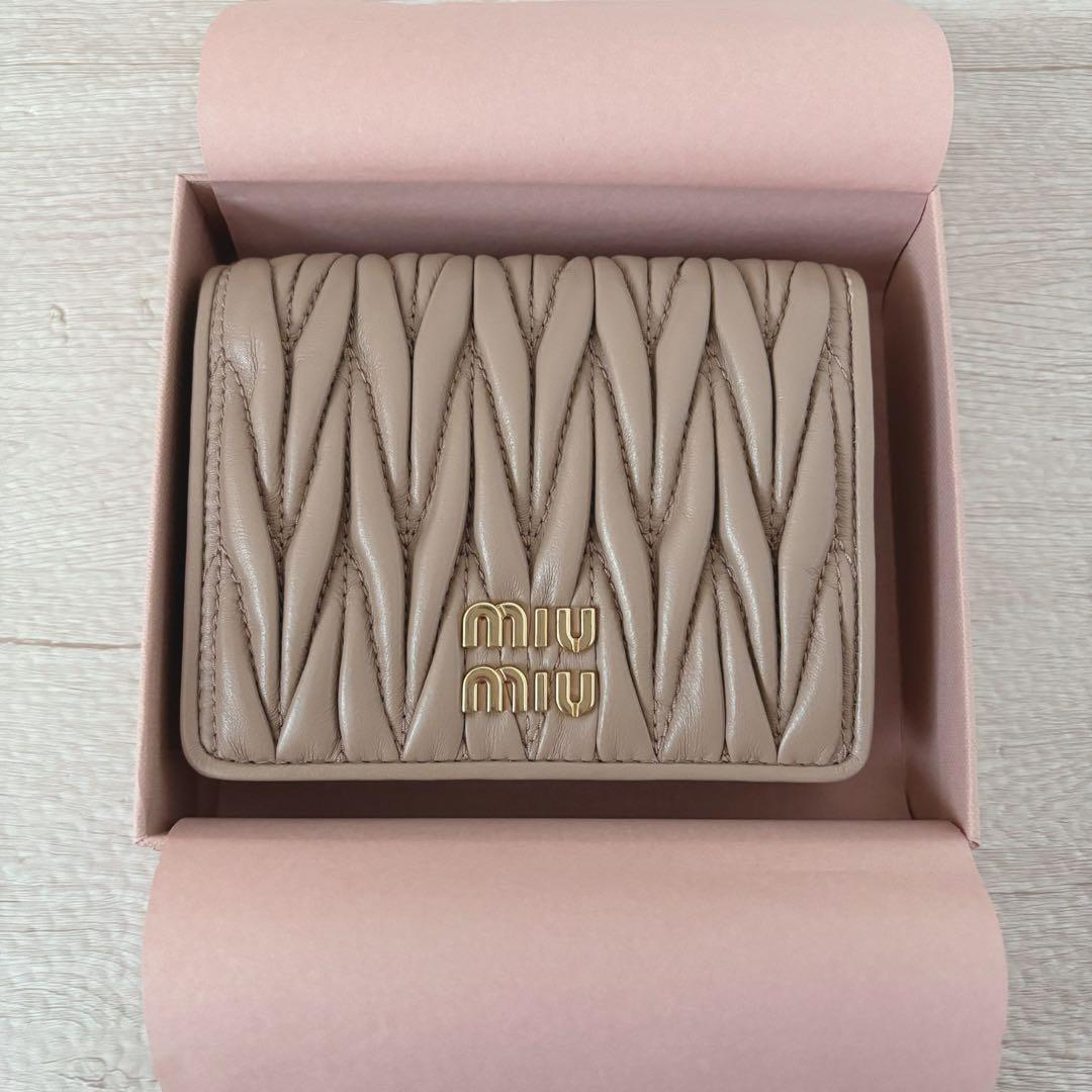【miu miu】ミュウミュウ マテラッセ 二つ折り財布 ベージュ 新品 未使用