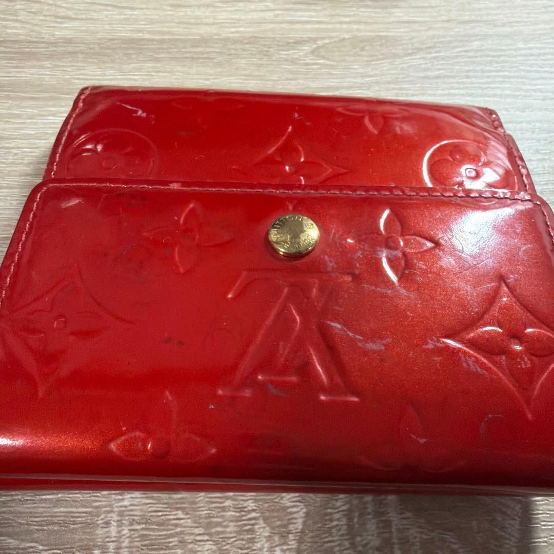 ルイヴィトン　赤いレザー二つ折り財布