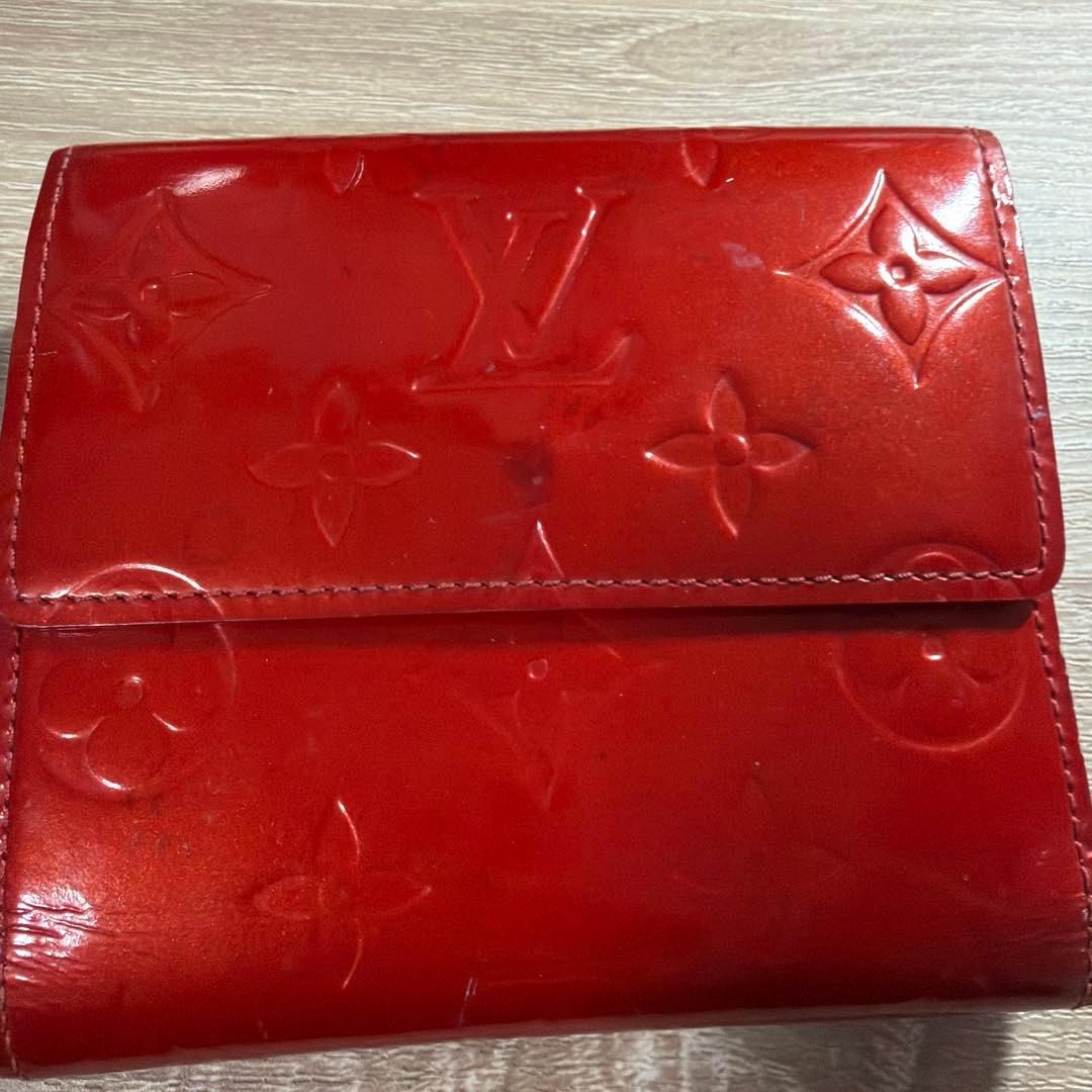 ルイヴィトン　赤いレザー二つ折り財布