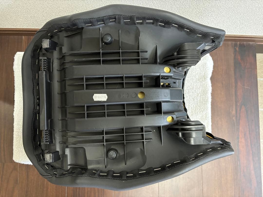 シート　r1200gs,r1250gs 純正標準フロントシート（水冷用）