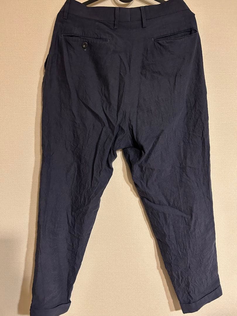 comoli ツータックパンツ
